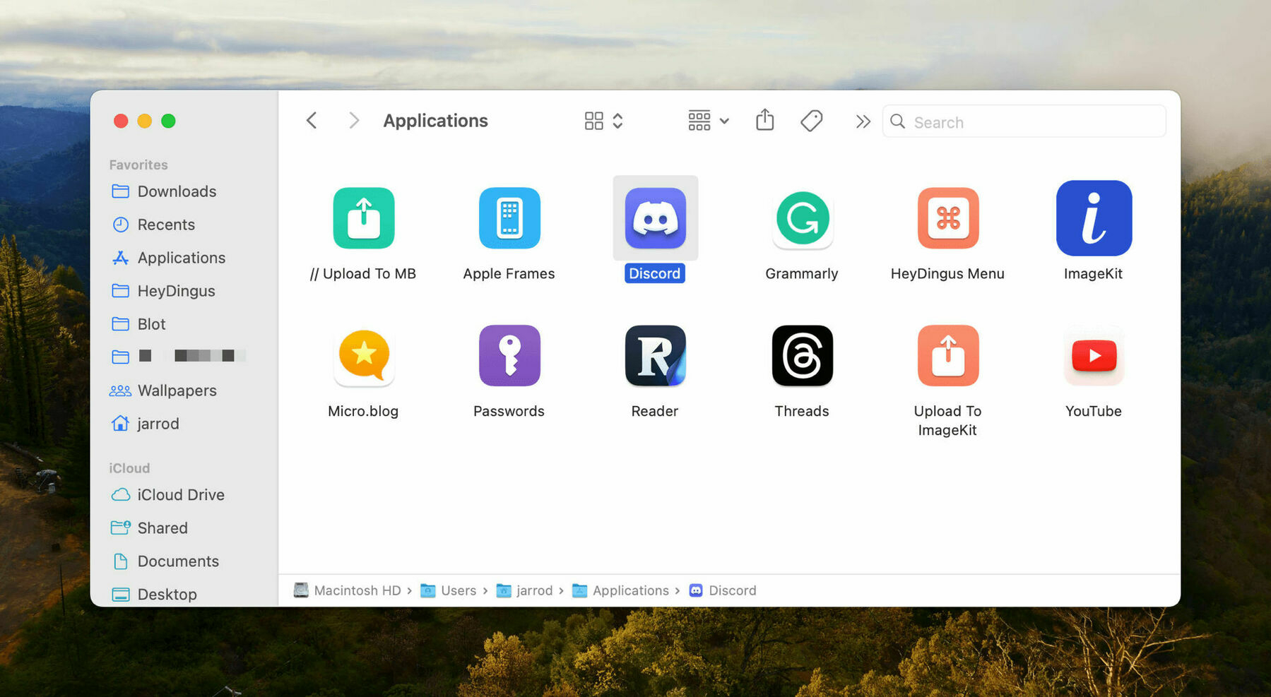 Finder window showing a handful of web apps and shortcuts installed as apps, including Discord, Threads, and YouTube.